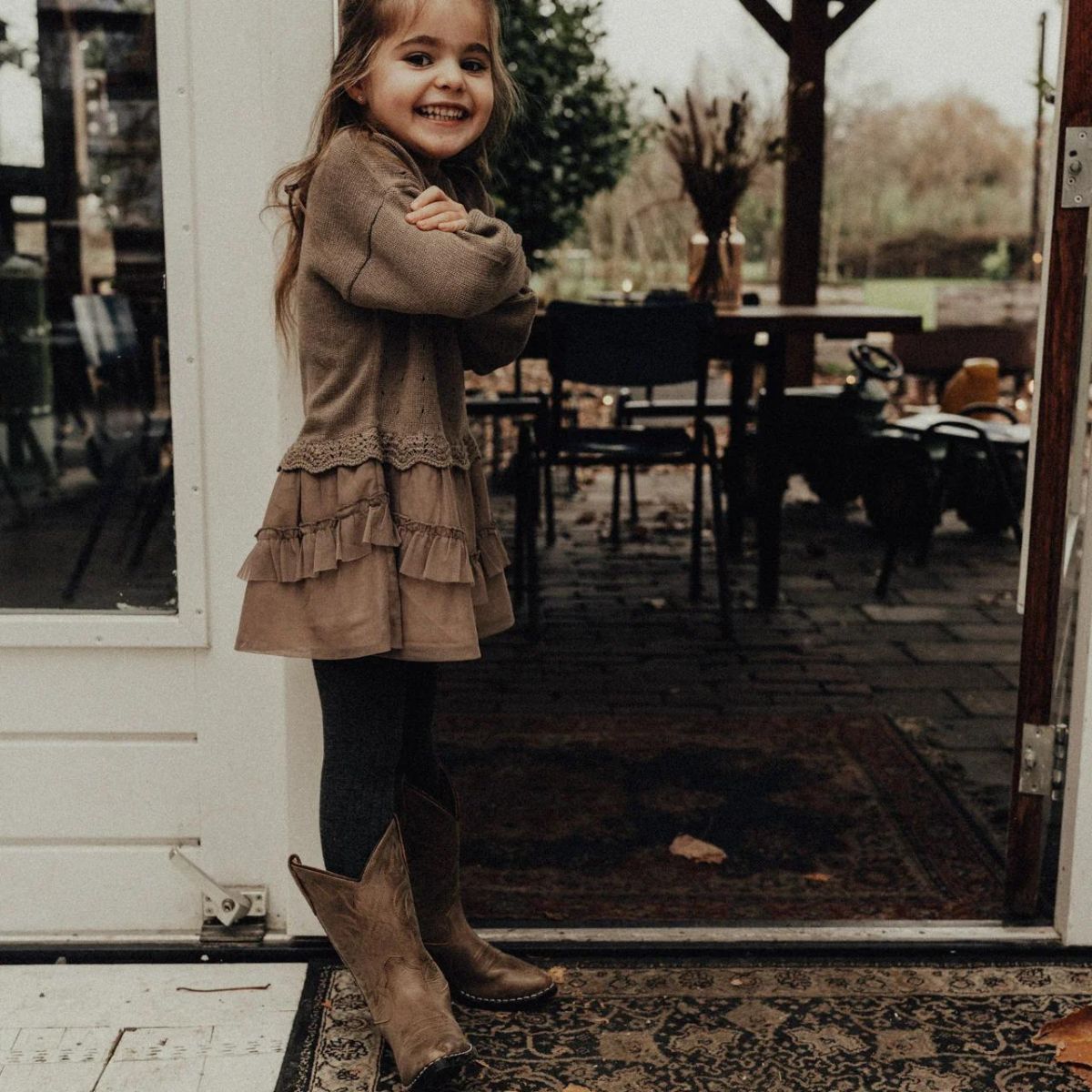 De Baje Studio london jurk in de kleur taupe is een prachtige jurk in een mooie bruine kleur. Ondanks dat de jurk maar 1 kleur heeft is hij allesbehalve saai dankzij alle mooie details en stoffen. VanZus.