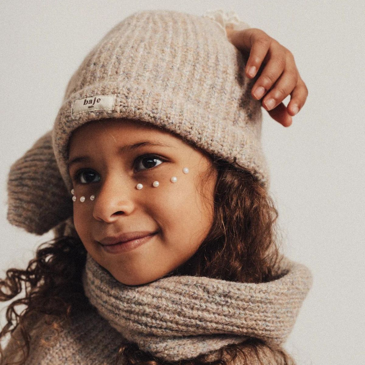 De Baje Studio lya sjaal en muts creme zijn de perfecte accessoires voor deze winter. Met deze mooie set, bestaande uit een mooie muts en sjaal, blijft jouw kindje heerlijk warm. VanZus