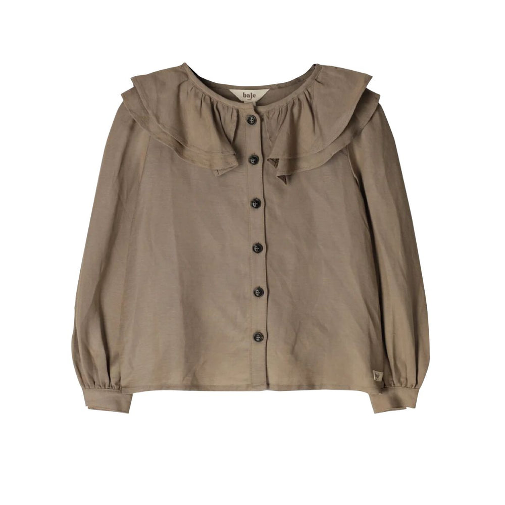 De Baje Studio maida blouse in de kleur taupe is een prachtige blouse met een klassiek en stijlvol uiterlijk. De blouse heeft een prachtige grote kraag die direct de aandacht trekt. VanZus.