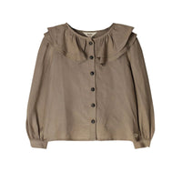 De Baje Studio maida blouse in de kleur taupe is een prachtige blouse met een klassiek en stijlvol uiterlijk. De blouse heeft een prachtige grote kraag die direct de aandacht trekt. VanZus.