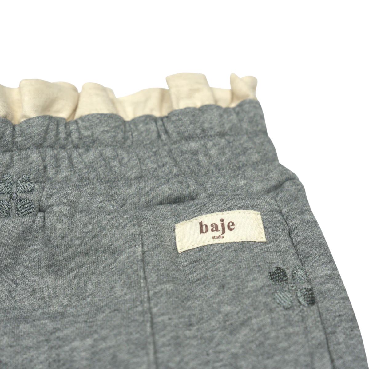 De Baje Studio montrose broek in de kleur grey dark melange is een onmisbaar item voor in de kledingkast van je kindje. Deze broek zit super comfortabel maar ziet er ook nog eens heel erg leuk uit. VanZus.