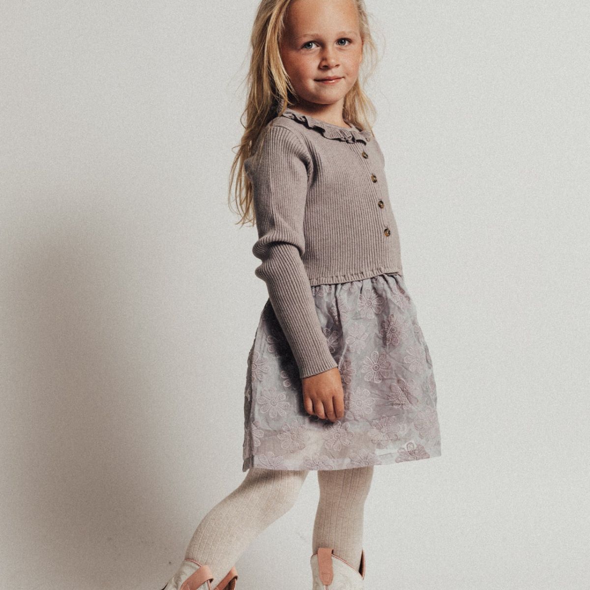 De Baje Studio moon jurk in de kleur lilac is een prachtige jurk. Het gebruik van verschillende stoffen en leuke details maken deze jurk uniek. In deze jurk voelt jouw dochter haar een echte prinses. VanZus.