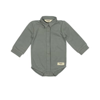 Het Baje Studio owen newborn rompershirt in de kleur greyish blue is een prachtige romper in de stijl van een polo. Het enige wat je hoeft toe te voegen is een leuk broekje en je kleine is klaar voor de dag. VanZus.