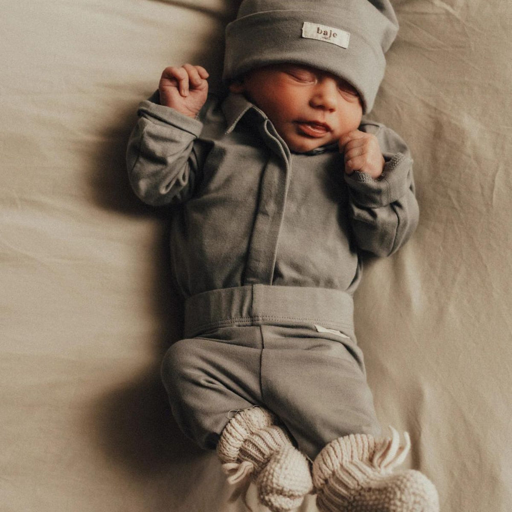 Het Baje Studio owen newborn rompershirt in de kleur greyish blue is een prachtige romper in de stijl van een polo. Het enige wat je hoeft toe te voegen is een leuk broekje en je kleine is klaar voor de dag. VanZus.