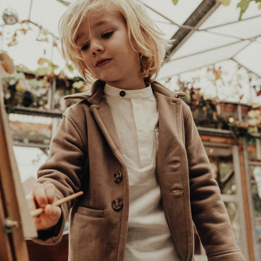 De Baje Studio raven trui in de kleur taupe is een hele leuke blazer gemaakt van een katoenmix, waardoor hij aanvoelt als een trui. De perfecte combinatie van comfortabel en chic dus! VanZus.