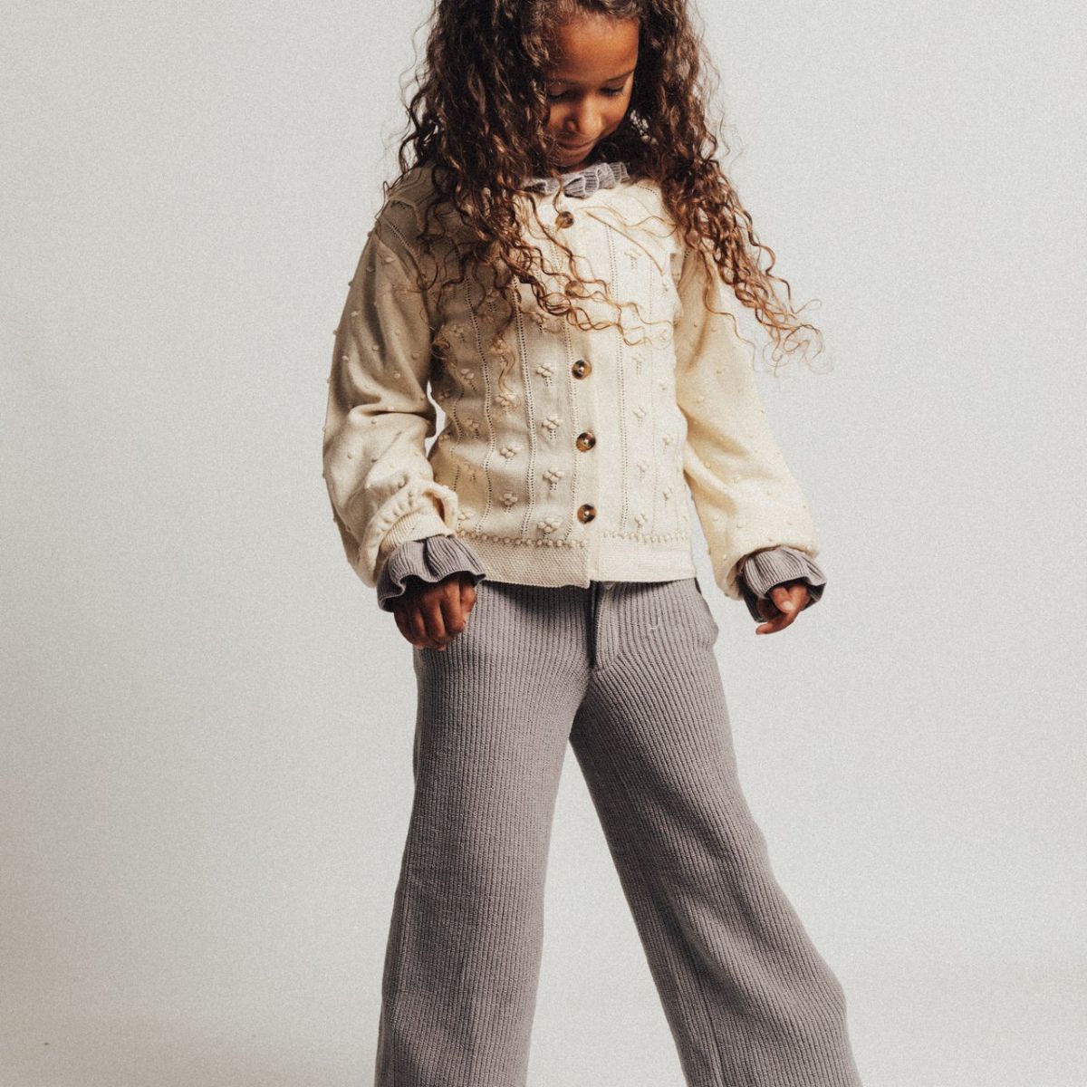 Het Baje Studio saint vest in de kleur creme is een hele mooie toevoeging aan de garderobe van je kindje. De vele prachtige details maken dit een bijzonder vestje. VanZus.