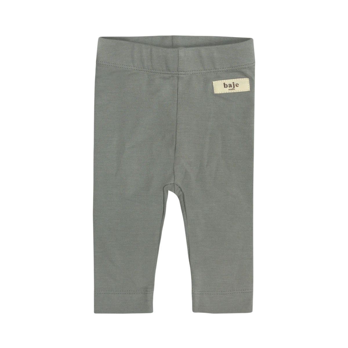 De Baje Studio sealy newborn broek in de kleur greyish blue is het perfecte broekje voor jouw kleine baby. Deze legging is heerlijk zacht, comfortabel voor kleine beentjes en perfect passend bij elke outfit. VanZus.