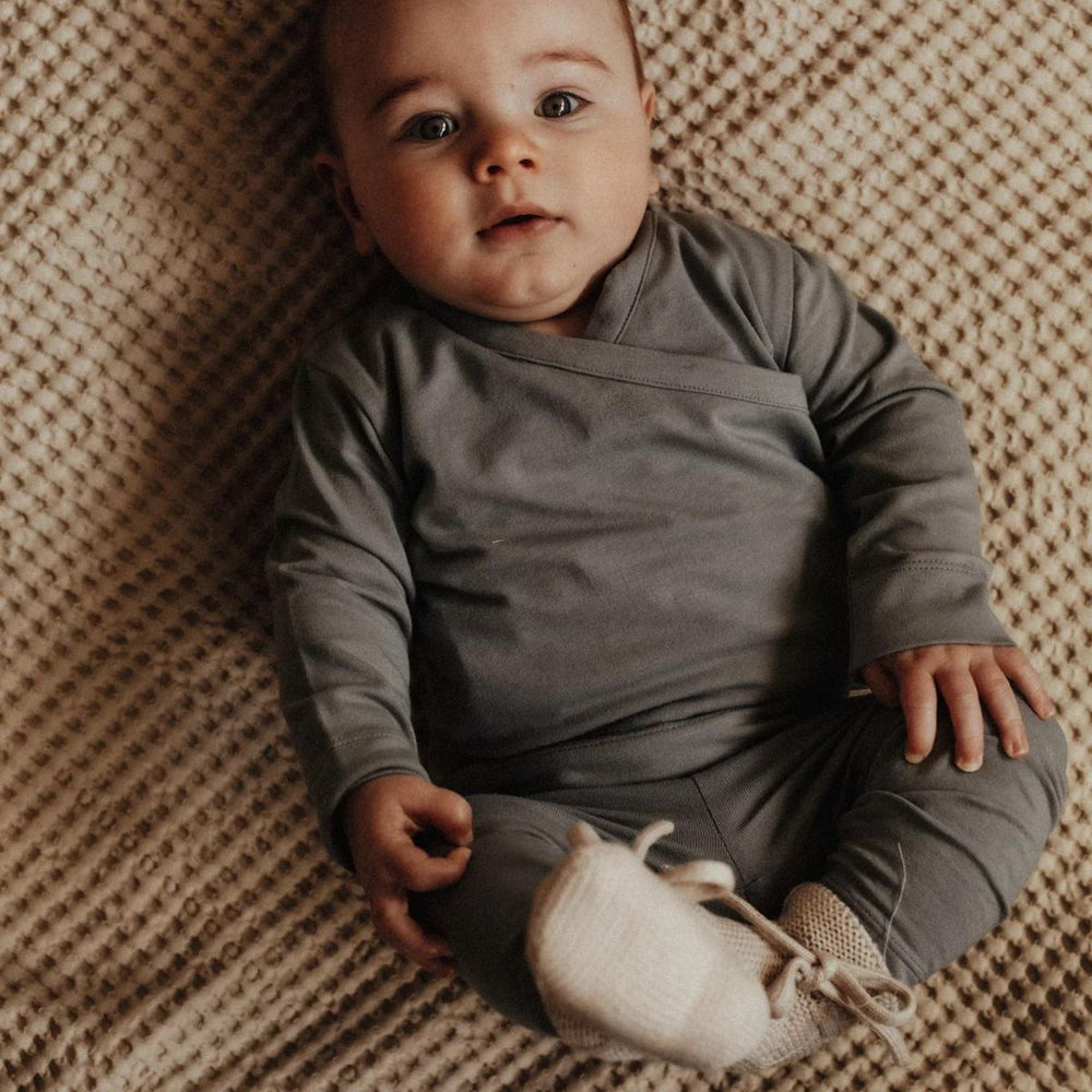 De Baje Studio sealy newborn broek in de kleur greyish blue is het perfecte broekje voor jouw kleine baby. Deze legging is heerlijk zacht, comfortabel voor kleine beentjes en perfect passend bij elke outfit. VanZus.