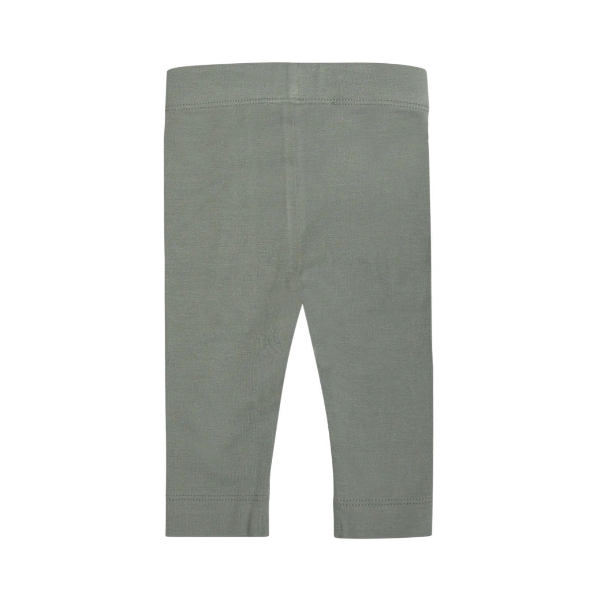 De Baje Studio sealy newborn broek in de kleur greyish blue is het perfecte broekje voor jouw kleine baby. Deze legging is heerlijk zacht, comfortabel voor kleine beentjes en perfect passend bij elke outfit. VanZus.