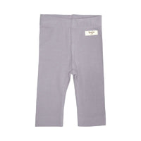 De Baje Studio sealy newborn broek in de kleur lilac is het perfecte broekje voor jouw kleine baby. Deze legging is heerlijk zacht, comfortabel voor kleine beentjes en perfect passend bij elke outfit. VanZus.