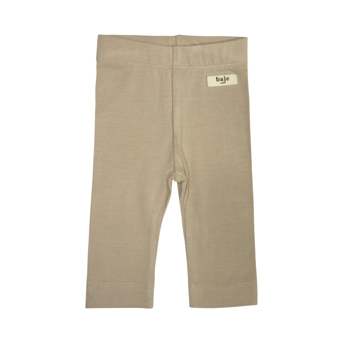 De Baje Studio sealy newborn broek in de kleur peanut is het perfecte broekje voor jouw kleine baby. Deze legging is heerlijk zacht, comfortabel voor kleine beentjes en perfect passend bij elke outfit. VanZus.