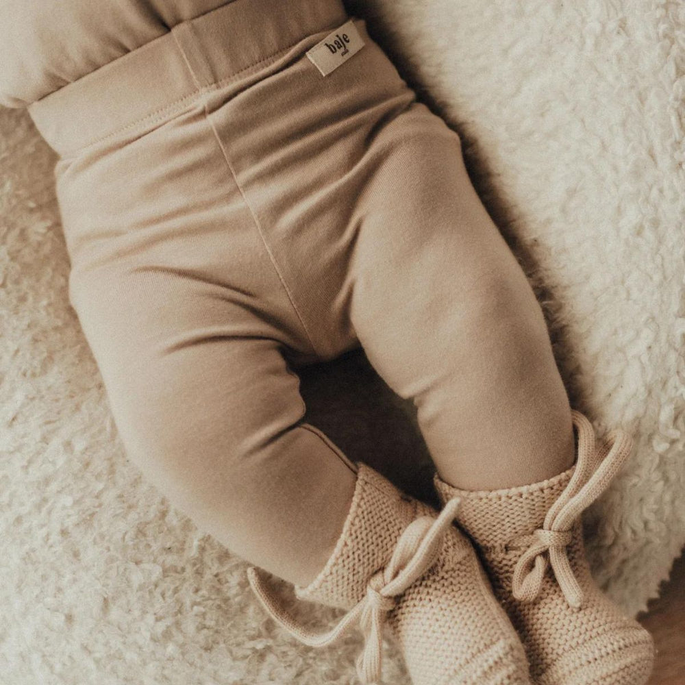 De Baje Studio sealy newborn broek in de kleur peanut is het perfecte broekje voor jouw kleine baby. Deze legging is heerlijk zacht, comfortabel voor kleine beentjes en perfect passend bij elke outfit. VanZus.