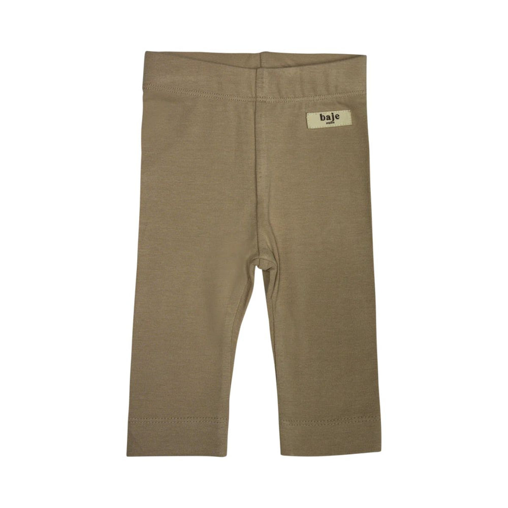 De Baje Studio sealy newborn broek in de kleur taupe is het perfecte broekje voor jouw kleine baby. Deze legging is heerlijk zacht, comfortabel voor kleine beentjes en perfect passend bij elke outfit. VanZus.