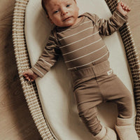 De Baje Studio sealy newborn broek in de kleur taupe is het perfecte broekje voor jouw kleine baby. Deze legging is heerlijk zacht, comfortabel voor kleine beentjes en perfect passend bij elke outfit. VanZus.