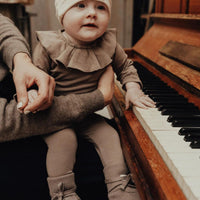 De Baje Studio sealy newborn broek in de kleur taupe is het perfecte broekje voor jouw kleine baby. Deze legging is heerlijk zacht, comfortabel voor kleine beentjes en perfect passend bij elke outfit. VanZus.