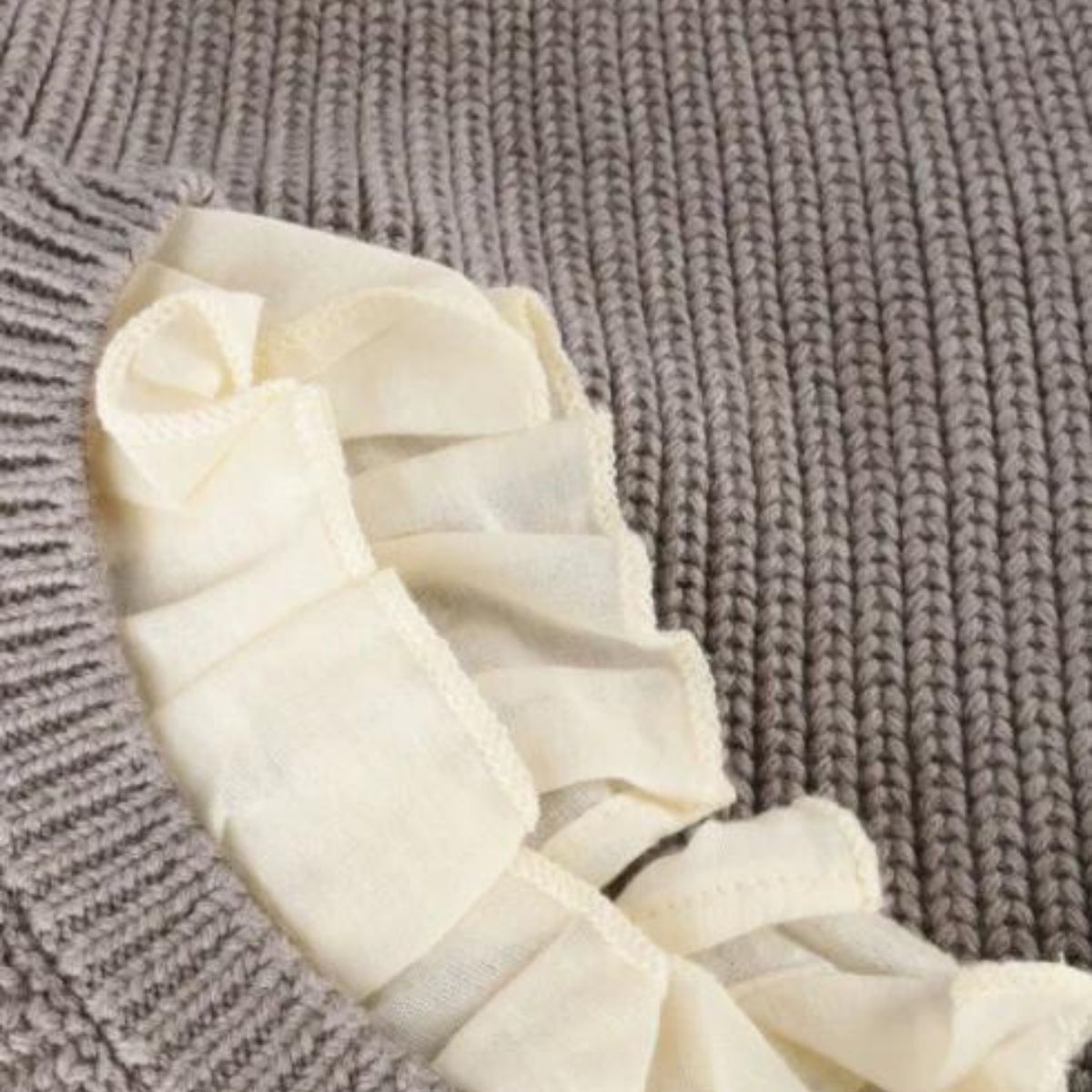 De Baje Studio soho newborn trui in de kleur creme is een super leuke trui voor jouw baby. Deze mooie trui is tijdloos en perfect voor elk seizoen. Deze mooie trui is gemaakt van biologisch katoen. VanZus.