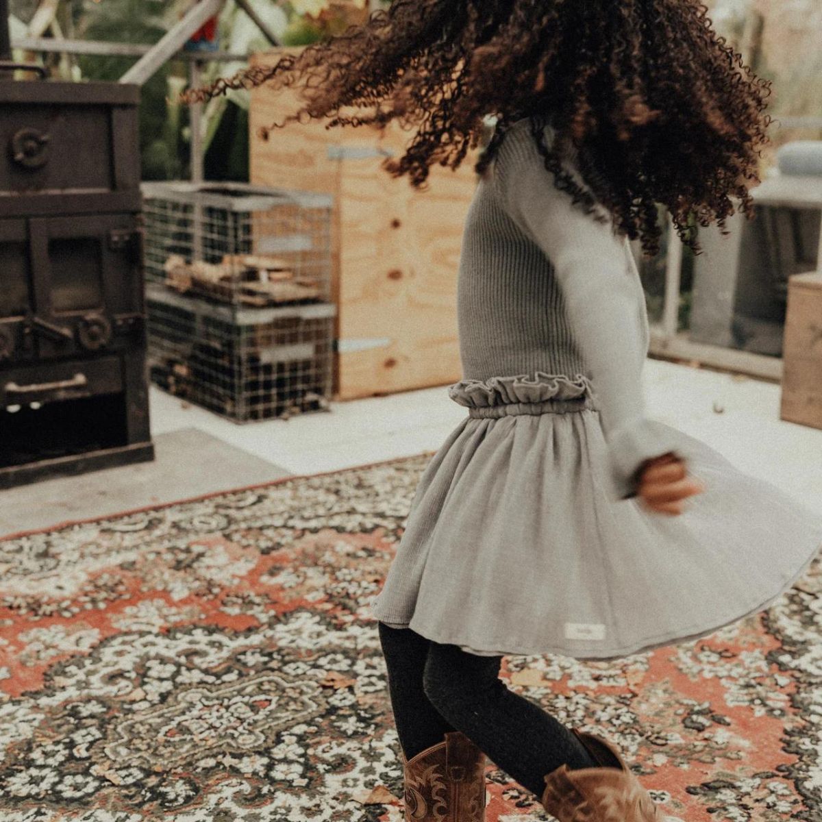 De Baje Studio strawberry rok in de kleur greyish blue is een prachtig plissé skortje, oftewel een short en rokje in één. Dit rokje heeft een hele lieve en romantische uitstraling. VanZus.