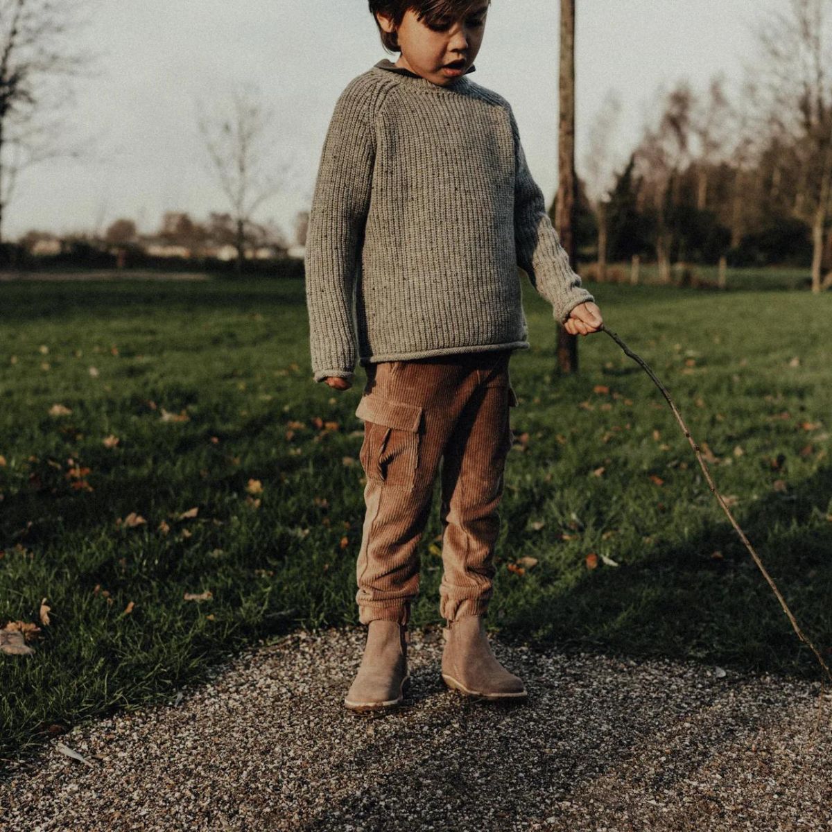 De Baje Studio woolwich broek in de kleur taupe is een super leuke broek die ook nog eens comfortabel zit. Dankzij de fijne stof en leuke details is deze broek net weer even wat anders dan de gemiddelde spijkerbroek. VanZus