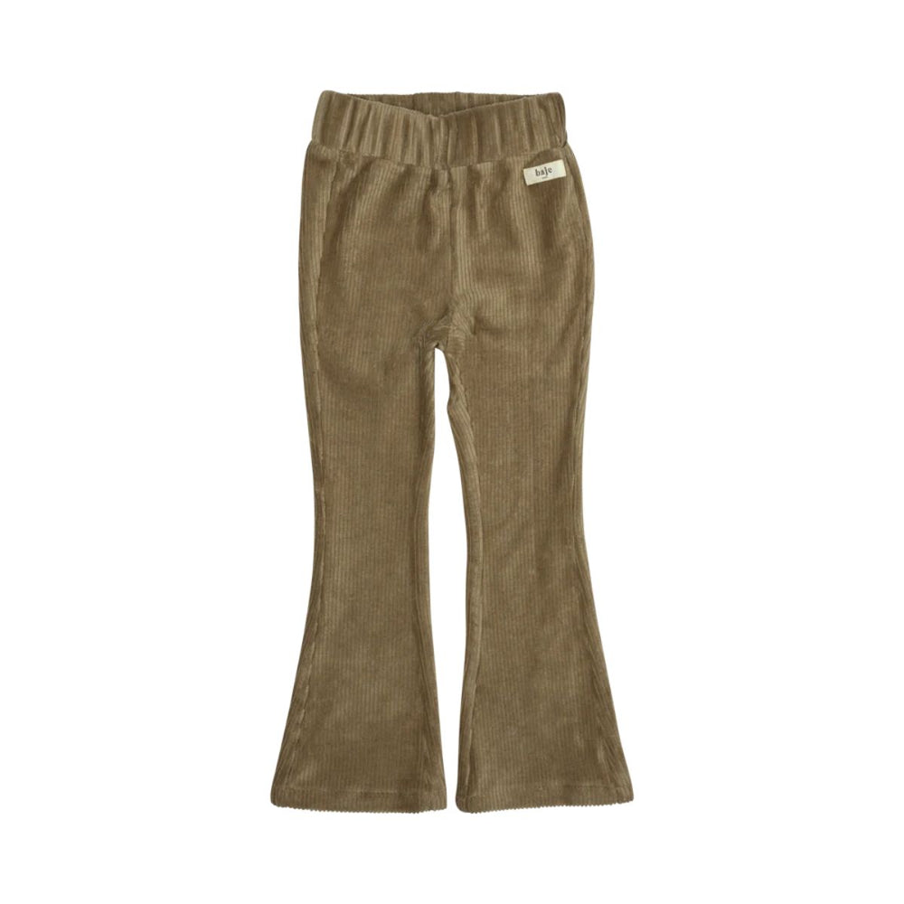 De Baje Studio yate broek in de kleur taupe is een leuke flared broek van zacht katoen. De broek zit erg comfortabel zonder dat hij inlevert op stijl. Het broekje heeft een mooie bruine kleur. VanZus.