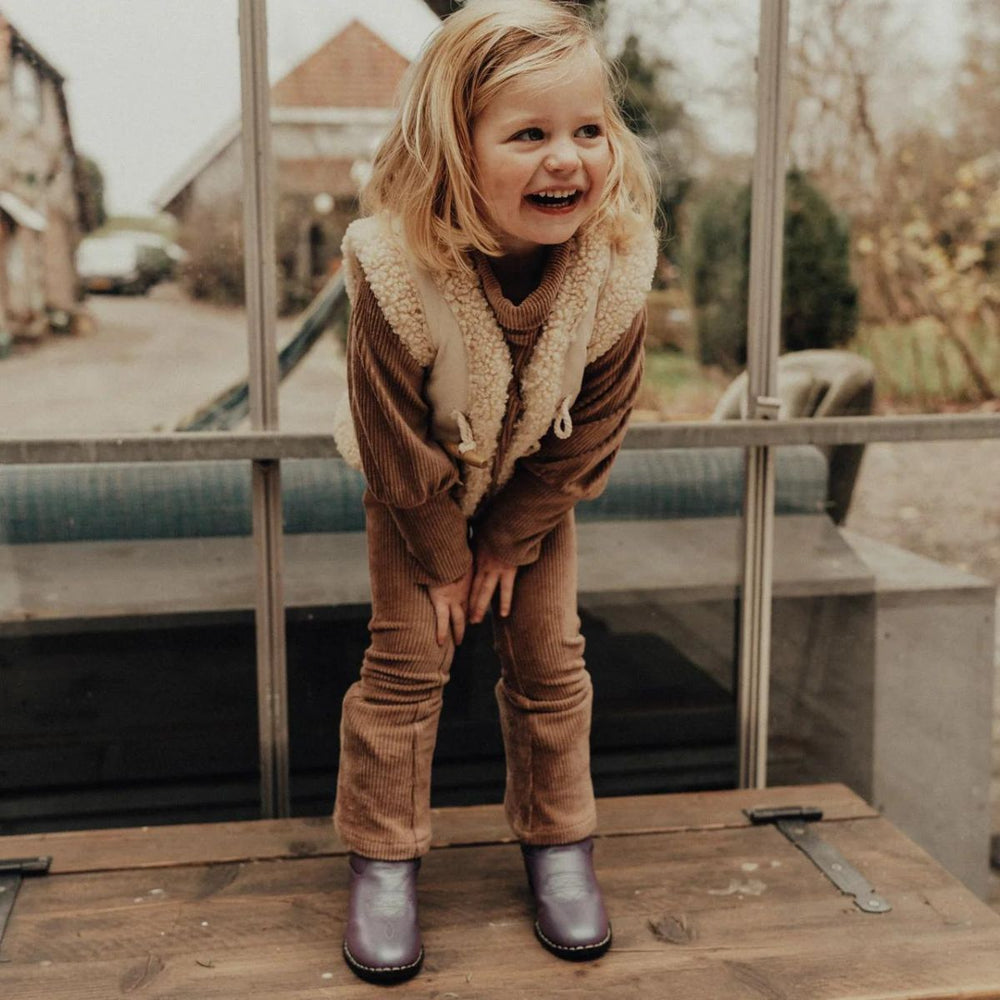 De Baje Studio yate broek in de kleur taupe is een leuke flared broek van zacht katoen. De broek zit erg comfortabel zonder dat hij inlevert op stijl. Het broekje heeft een mooie bruine kleur. VanZus.