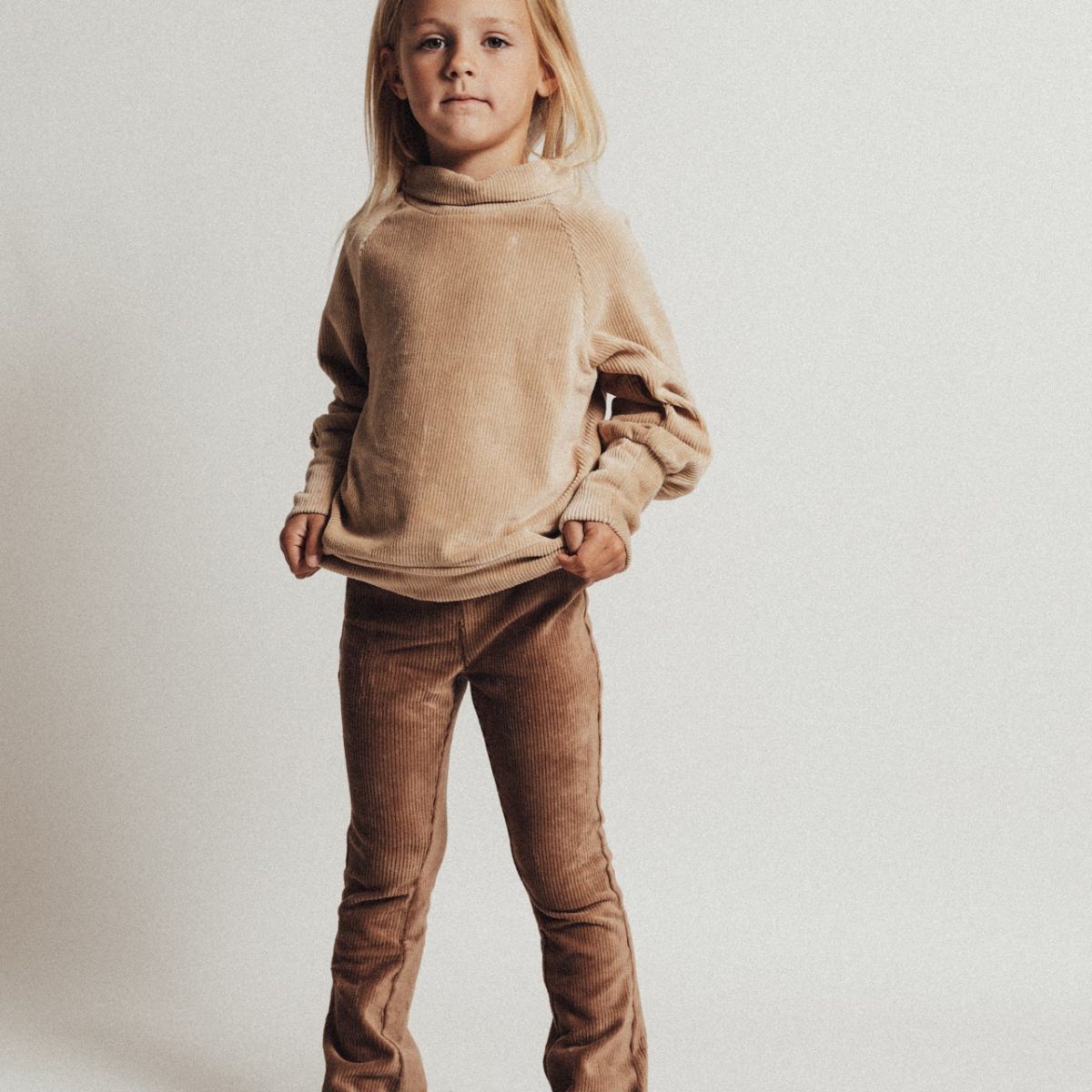 De Baje Studio yate broek in de kleur taupe is een leuke flared broek van zacht katoen. De broek zit erg comfortabel zonder dat hij inlevert op stijl. Het broekje heeft een mooie bruine kleur. VanZus.