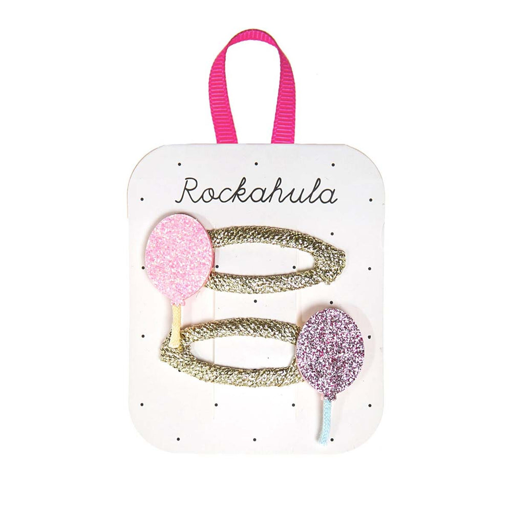 Rockahula’s balloon speldjes zijn een echte feestelijke toevoeging in de haartjes van jouw mini. De set van 2 clips met glimmende ballonnen en goudkleurig lint zorgen voor een mooie uitstraling. VanZus
