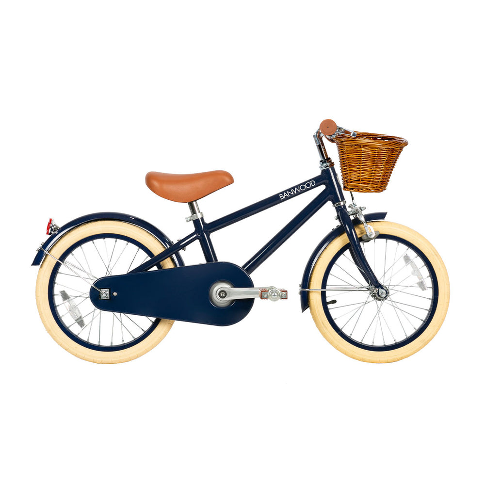 Deze leuke Banwood fiets in classic vintage blue is een superleuke kinderfiets met een retro design. Deze fiets heeft een Scandi look en heeft unieke trappers van palissanderhout. Ook heeft de fiets een mooie donkerblauwe kleur. VanZus