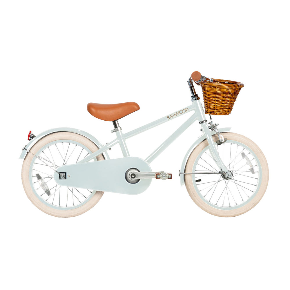 Deze leuke Banwood fiets in classic vintage pale mint is een superleuke kinderfiets met een retro design. Deze fiets heeft een Scandi look en heeft unieke trappers van palissanderhout. Ook heeft de fiets een mooie lichtgroene kleur. VanZus