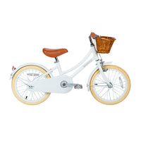 Deze leuke Banwood fiets in classic vintage white is een superleuke kinderfiets met een retro design. Deze fiets heeft een Scandi look en heeft unieke trappers van palissanderhout. Ook heeft de fiets een mooie witte kleur. VanZus