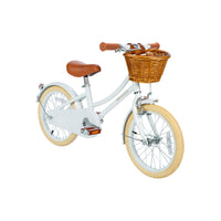 Deze leuke Banwood fiets in classic vintage white is een superleuke kinderfiets met een retro design. Deze fiets heeft een Scandi look en heeft unieke trappers van palissanderhout. Ook heeft de fiets een mooie witte kleur. VanZus