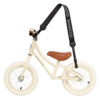 Jullie gaan samen op pad, en je kindje wilt perse op zijn of haar fiets of step gaan. Na een tijdje is je kind moe en moet je fiets of step én kind dragen. Herkenbaar? Dan biedt deze Banwood draagriem in black een uitkomst! VanZus