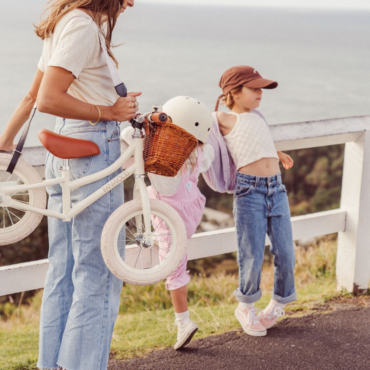 Jullie gaan samen op pad, en je kindje wilt perse op zijn of haar fiets of step gaan. Na een tijdje is je kind moe en moet je fiets of step  én kind dragen. Herkenbaar? Dan biedt deze Banwood draagriem in cream een uitkomst! VanZus