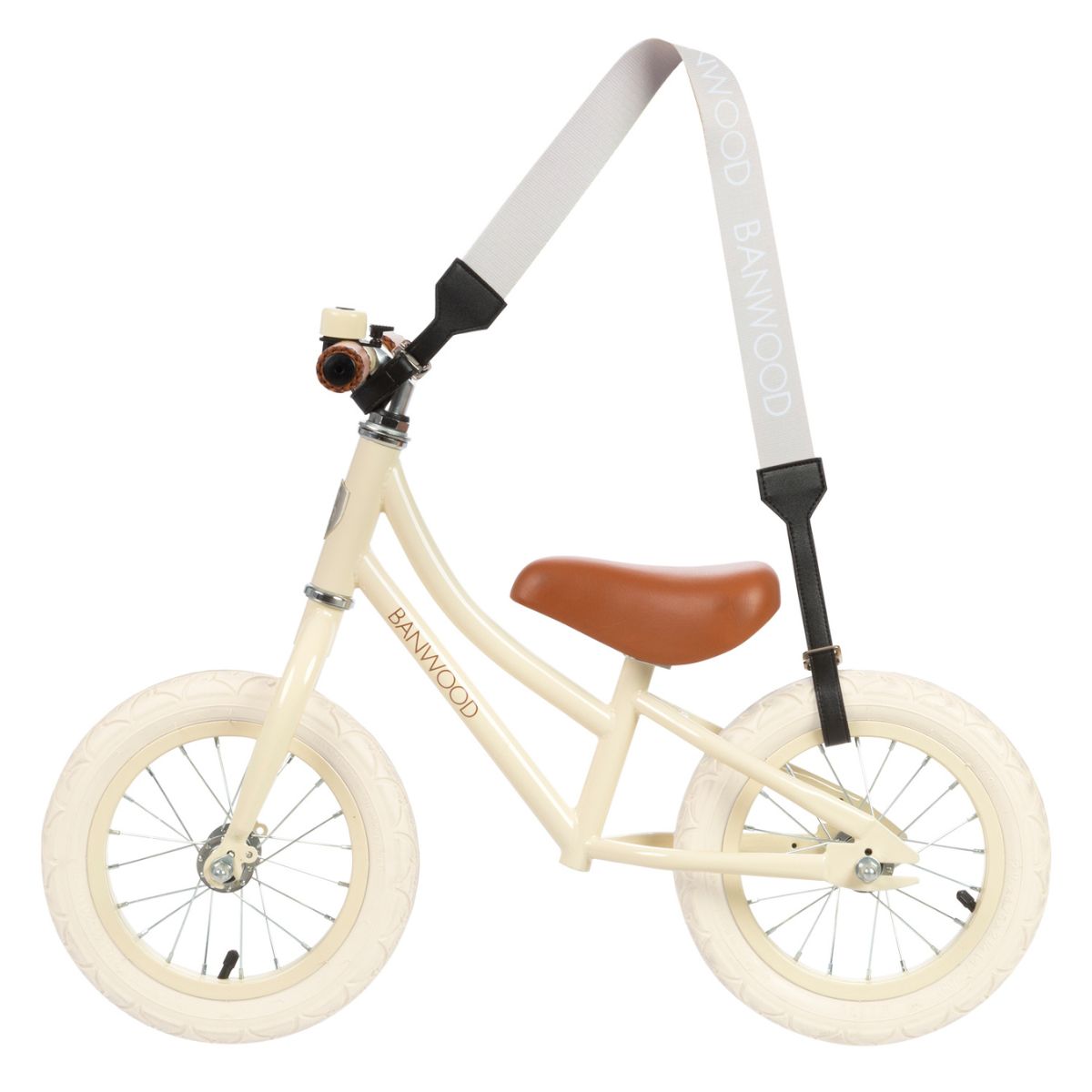 Jullie gaan samen op pad, en je kindje wilt perse op zijn of haar fiets of step gaan. Na een tijdje is je kind moe en moet je fiets of step  én kind dragen. Herkenbaar? Dan biedt deze Banwood draagriem in cream een uitkomst! VanZus