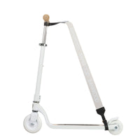 Jullie gaan samen op pad, en je kindje wilt perse op zijn of haar fiets of step gaan. Na een tijdje is je kind moe en moet je fiets of step  én kind dragen. Herkenbaar? Dan biedt deze Banwood draagriem in cream een uitkomst! VanZus