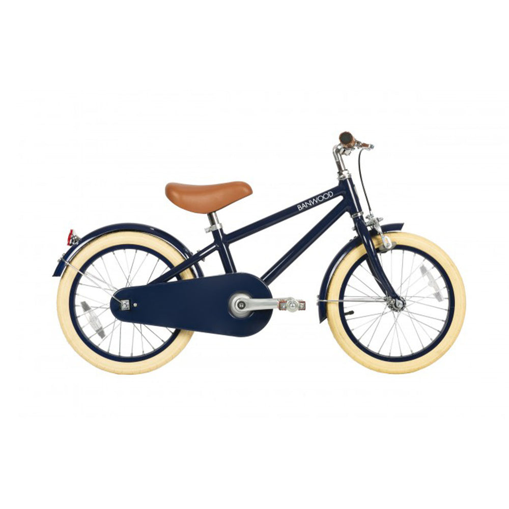 Deze leuke Banwood fiets in classic vintage blue is een superleuke kinderfiets met een retro design. Deze fiets heeft een Scandi look en heeft unieke trappers van palissanderhout. Ook heeft de fiets een mooie donkerblauwe kleur. VanZus