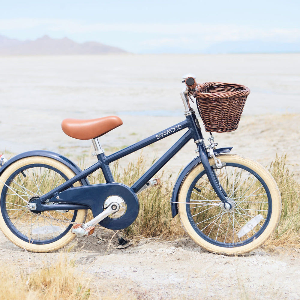 Deze leuke Banwood fiets in classic vintage blue is een superleuke kinderfiets met een retro design. Deze fiets heeft een Scandi look en heeft unieke trappers van palissanderhout. Ook heeft de fiets een mooie donkerblauwe kleur. VanZus