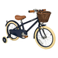 Deze leuke Banwood fiets in classic vintage blue is een superleuke kinderfiets met een retro design. Deze fiets heeft een Scandi look en heeft unieke trappers van palissanderhout. Ook heeft de fiets een mooie donkerblauwe kleur. VanZus
