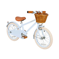 Deze leuke Banwood fiets in classic vintage sky blue is een superleuke kinderfiets met een retro design. Deze fiets heeft een Scandi look en heeft unieke trappers van palissanderhout. Ook heeft de fiets een mooie lichtblauwe kleur. VanZus