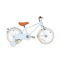 Deze leuke Banwood fiets in classic vintage sky blue is een superleuke kinderfiets met een retro design. Deze fiets heeft een Scandi look en heeft unieke trappers van palissanderhout. Ook heeft de fiets een mooie lichtblauwe kleur. VanZus