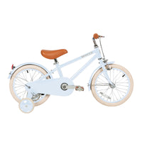 Deze leuke Banwood fiets in classic vintage sky blue is een superleuke kinderfiets met een retro design. Deze fiets heeft een Scandi look en heeft unieke trappers van palissanderhout. Ook heeft de fiets een mooie lichtblauwe kleur. VanZus