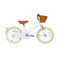 Deze leuke Banwood fiets in classic vintage white is een superleuke kinderfiets met een retro design. Deze fiets heeft een Scandi look en heeft unieke trappers van palissanderhout. Ook heeft de fiets een mooie witte kleur. VanZus