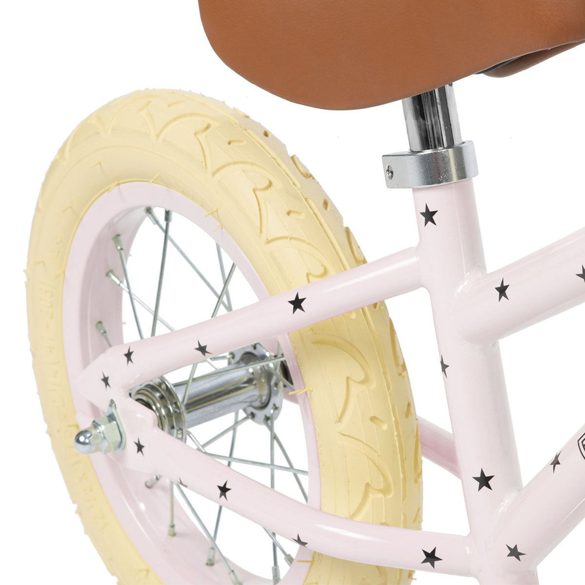 Ontdek deze toffe Banwood loopfiets vintage bonton pink! Deze toffe loopfiets voor jongens en meisjes heeft een roze kleur en is voorzien van een vrolijke sterrenprint.  Deze fiets ie gemaakt om lang mee te gaan en je kind zal er dan ook heel veel plezier mee beleven! VanZus