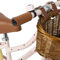 Ontdek deze toffe Banwood loopfiets vintage bonton pink! Deze toffe loopfiets voor jongens en meisjes heeft een roze kleur en is voorzien van een vrolijke sterrenprint.  Deze fiets ie gemaakt om lang mee te gaan en je kind zal er dan ook heel veel plezier mee beleven! VanZus