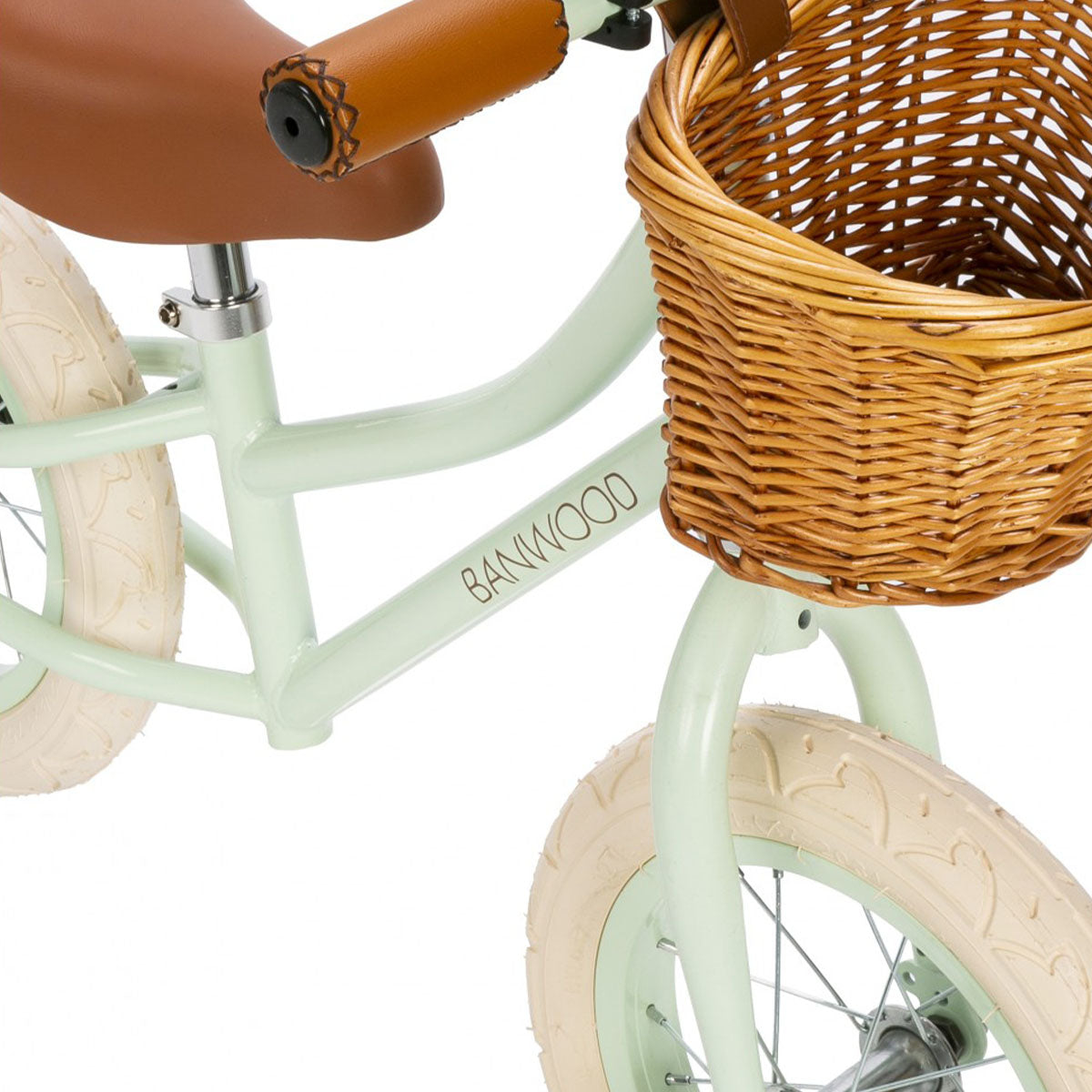 Ontdek deze toffe Banwood loopfiets vintage pale mint! Deze toffe loopfiets voor jongens en meisjes heeft een mooie, matte lichtgroene kleur. Deze fiets ie gemaakt om lang mee te gaan en je kind zal er dan ook heel veel plezier mee beleven! VanZus