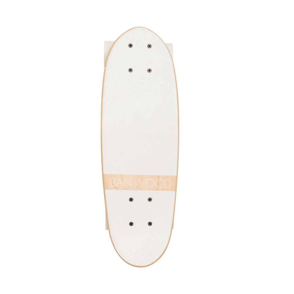 Voor stoere kinderen is dit toffe Banwood skateboard in white ideaal! Dit skateboard is een klein cruiserboard, speciaal ontworpen voor zowel beginners als gevorderde skateboarders. VanZus