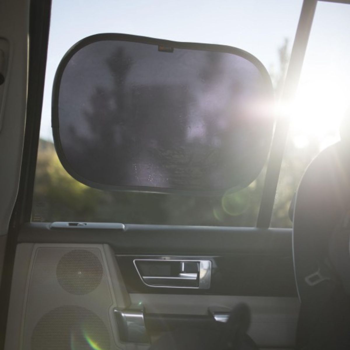 Bescherm je kinderen tegen de felle zon en houd de auto koel met de 2-pack auto zonneschermen van BeSafe. Eenvoudig op het raam te plakken en te verwijderen door de handige kleeftechnologie. Afmeting 44x38 cm. VanZus