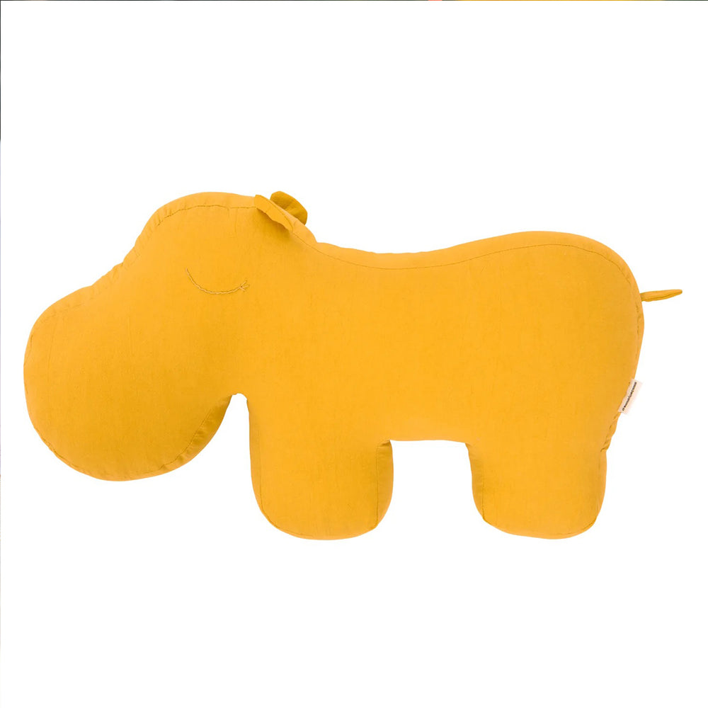 Dit lieve sierkussen in de vorm van een nijlpaard in de kleur geel van Betty's Home is een mooie en unieke decoratie voor elke kinderkamer. VanZus