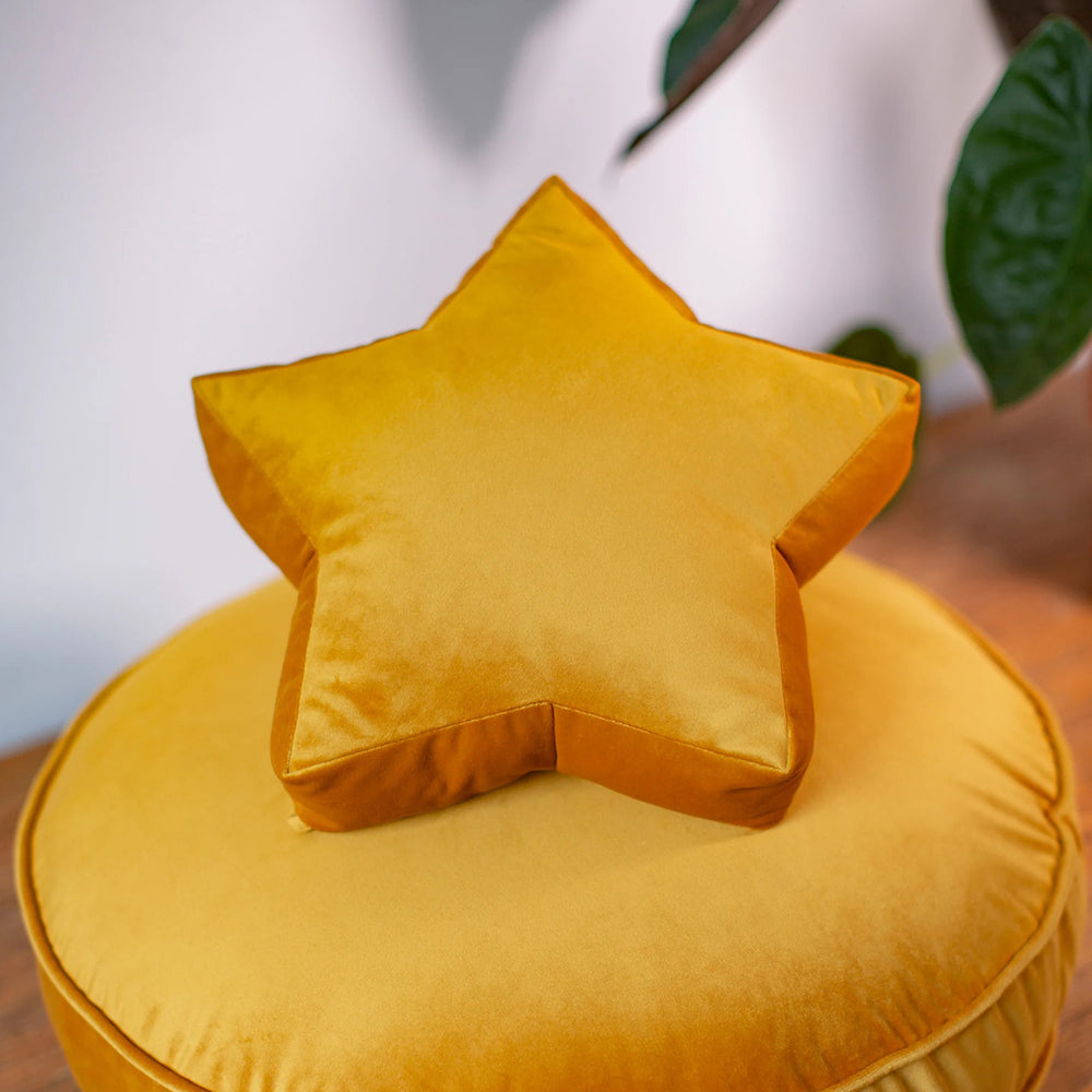 Geef je kamer een upgrade met dit prachtige kussen in de vorm van een ster (klein) in de kleur geel van Betty's Home. Te plaatsen op bed, op een stoel en leuk op een bankje! VanZus