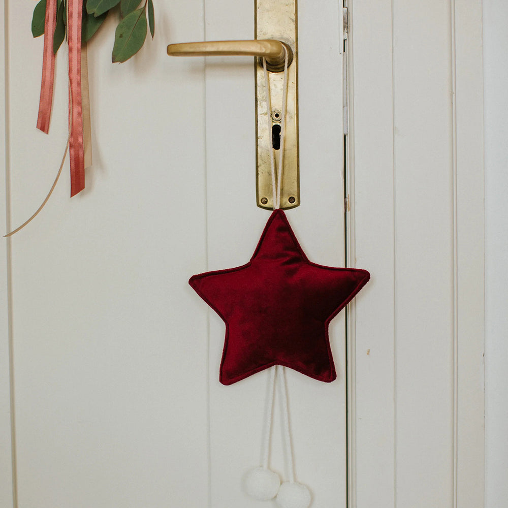 Fleur de speelkamer, babykamer of kinderkamer op met deze prachtige velvet hanger in de vorm van een ster in de kleur wine van Betty’s Home. VanZus