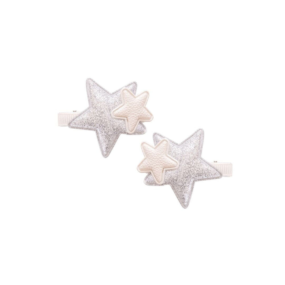 Hoe schattig zijn deze amira double star star speldjes in de kleuren galaxy/moonbeam van het te schattige merk Billy loves Audrey? Deze speldjes komen in een set van 2 en hebben een superschattig sterrendesign. Hiermee fleur je het haar van je kleintje in een handomdraai op! VanZus